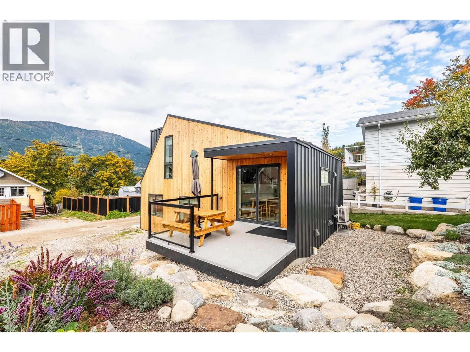 519 ROBSON Street