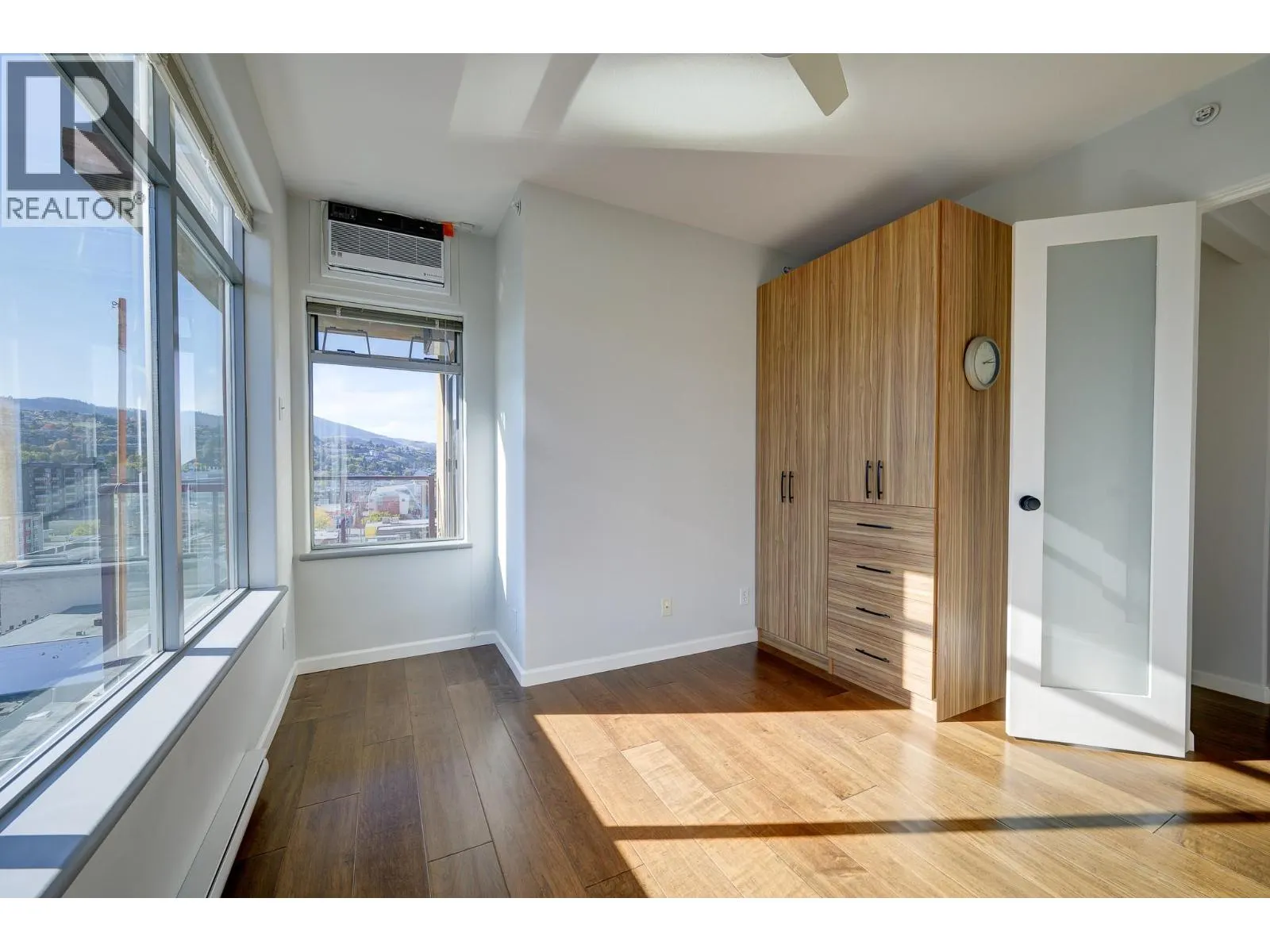 619 VICTORIA Street Unit# 907