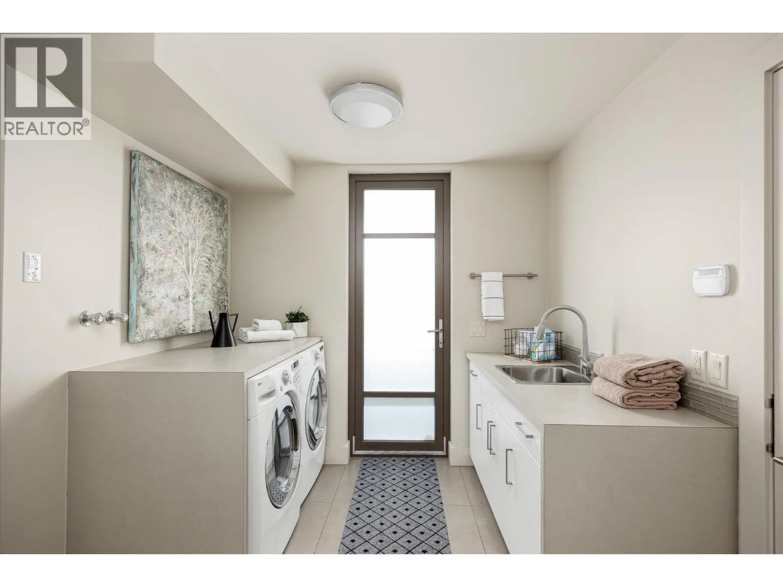 5560 Lakeshore Road