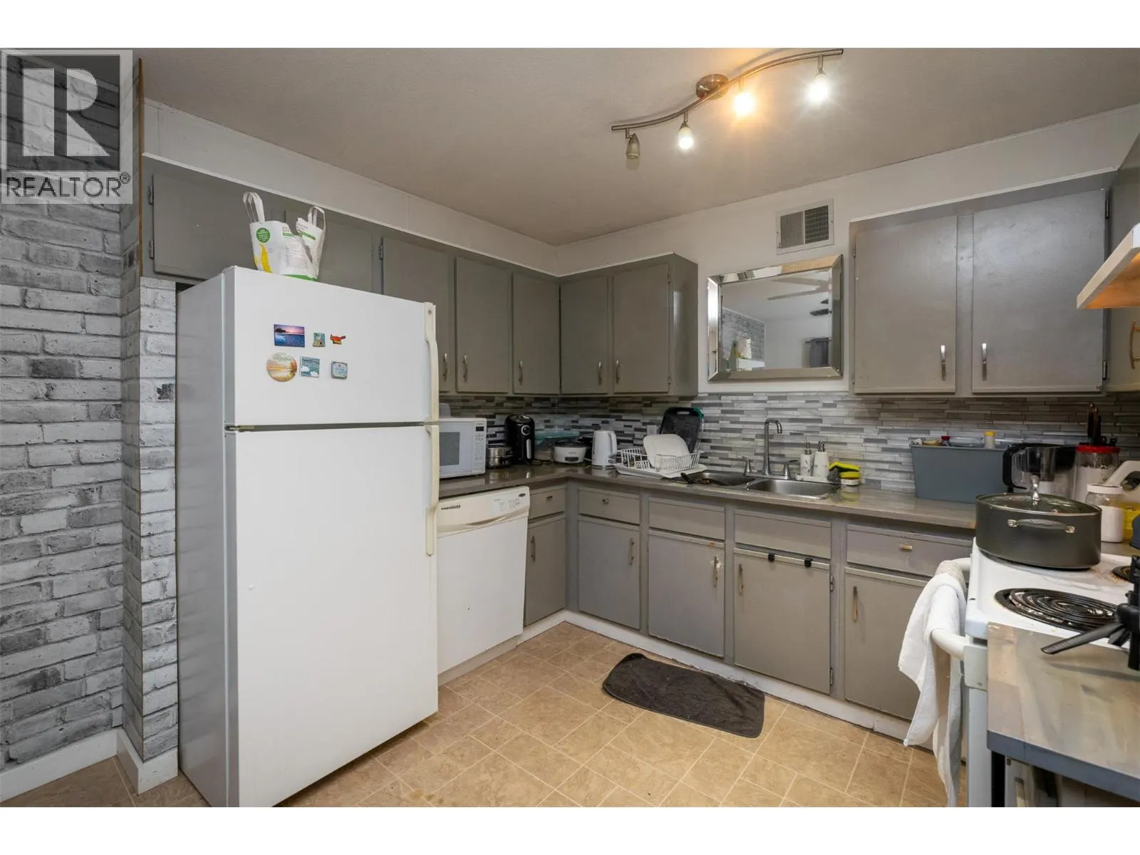 261 Alexander Street NE