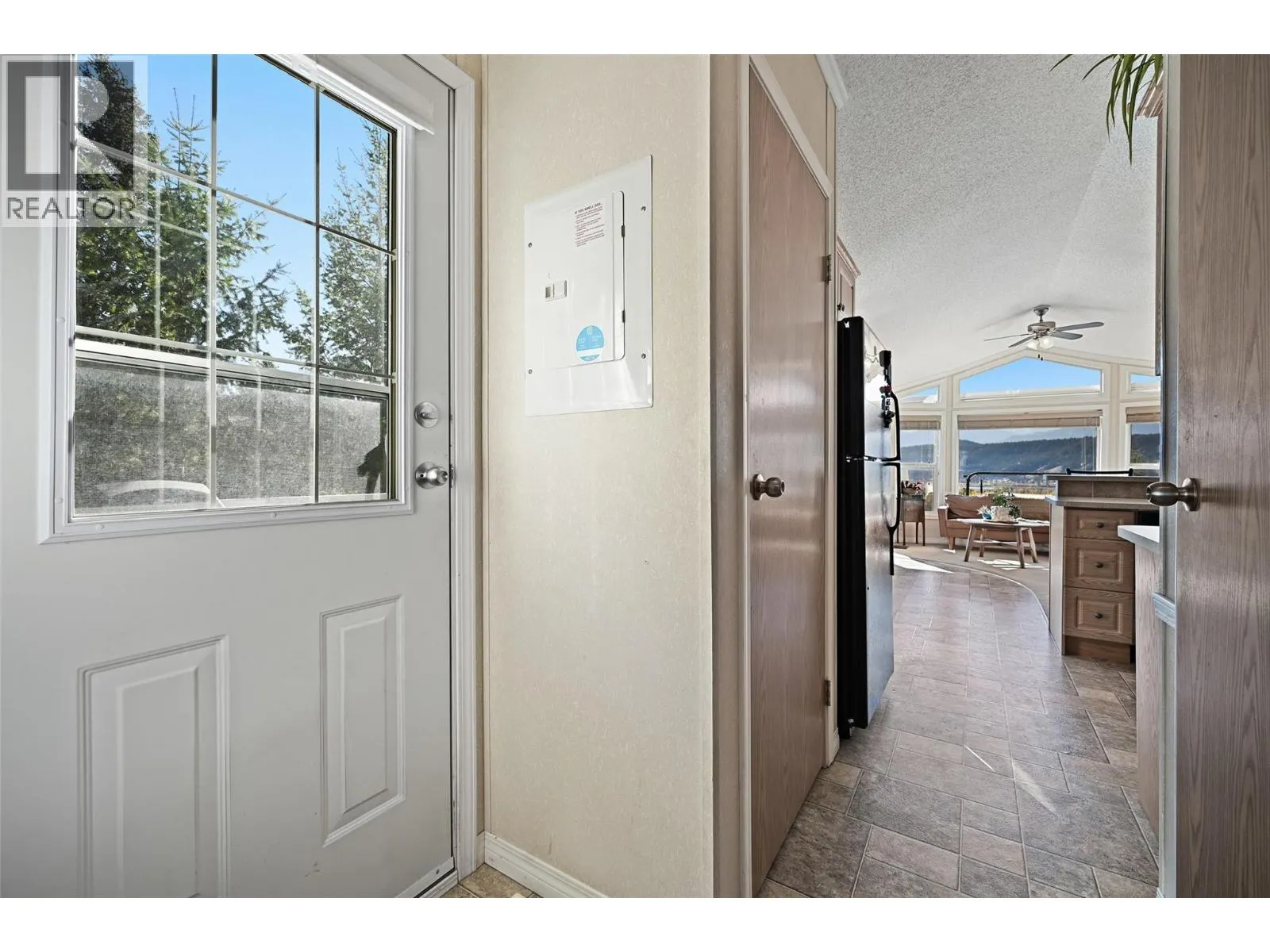 4877 LYNX Drive