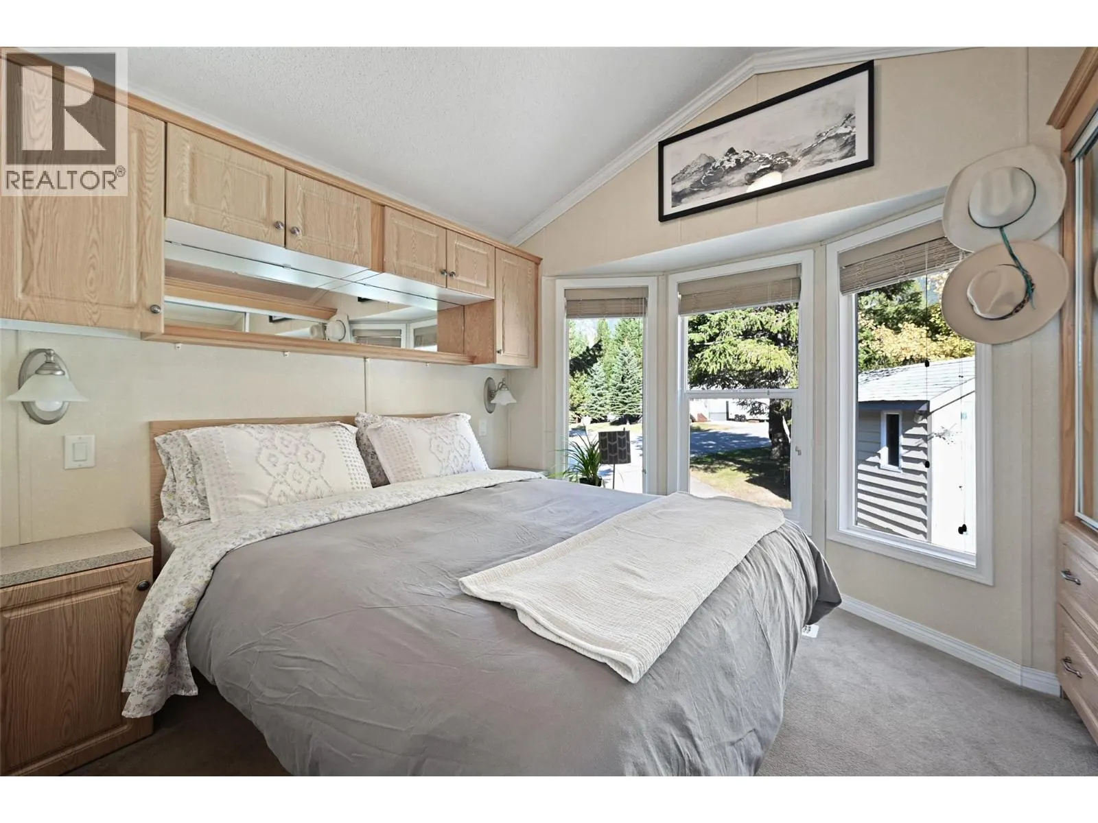 4877 LYNX Drive