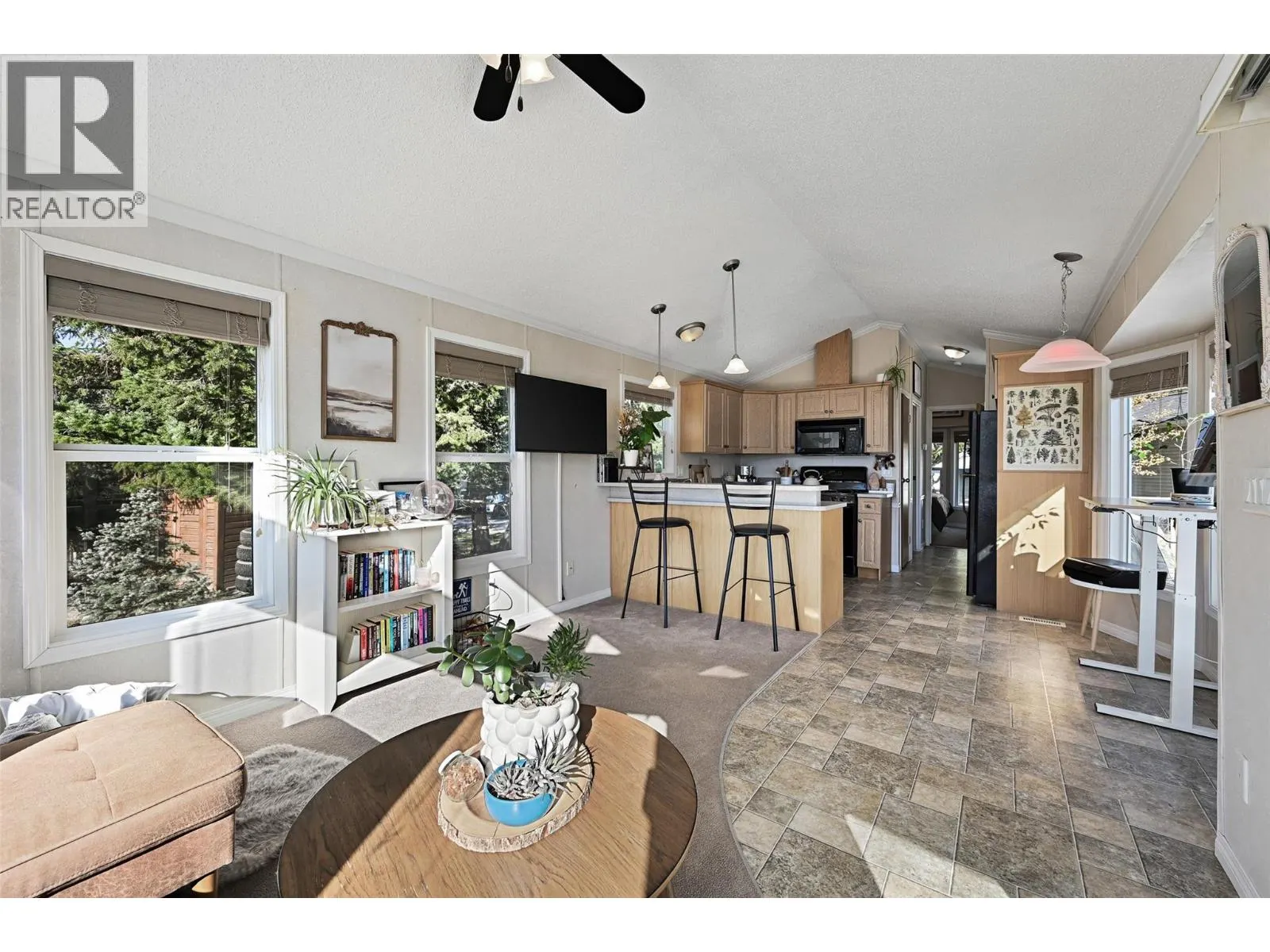 4877 LYNX Drive