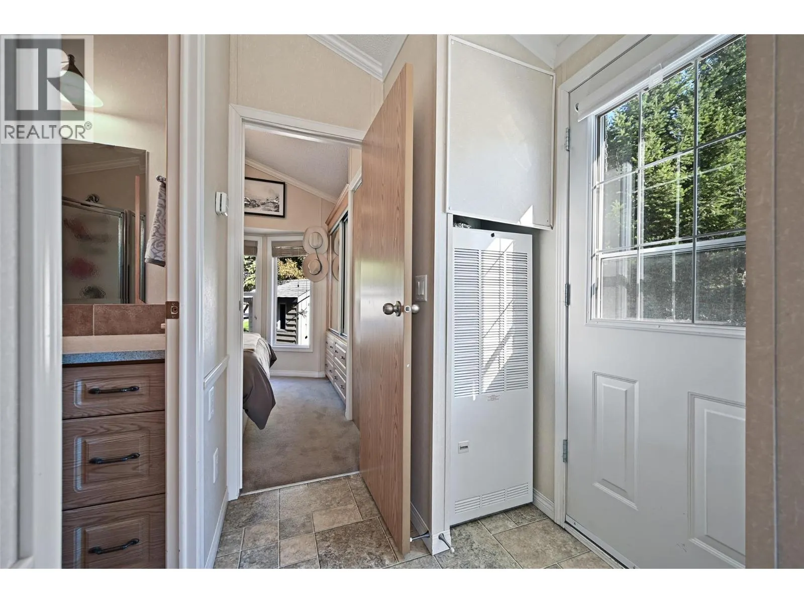 4877 LYNX Drive