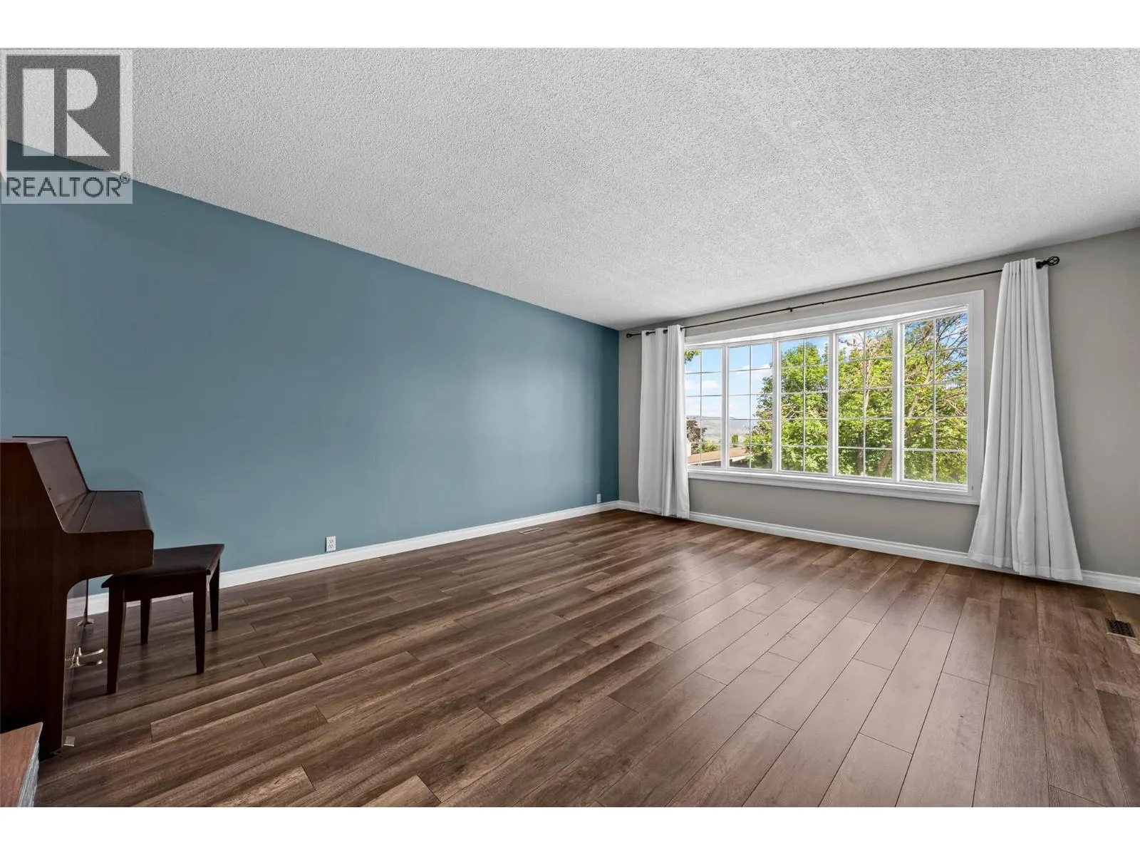 135 Whiteshield Crescent