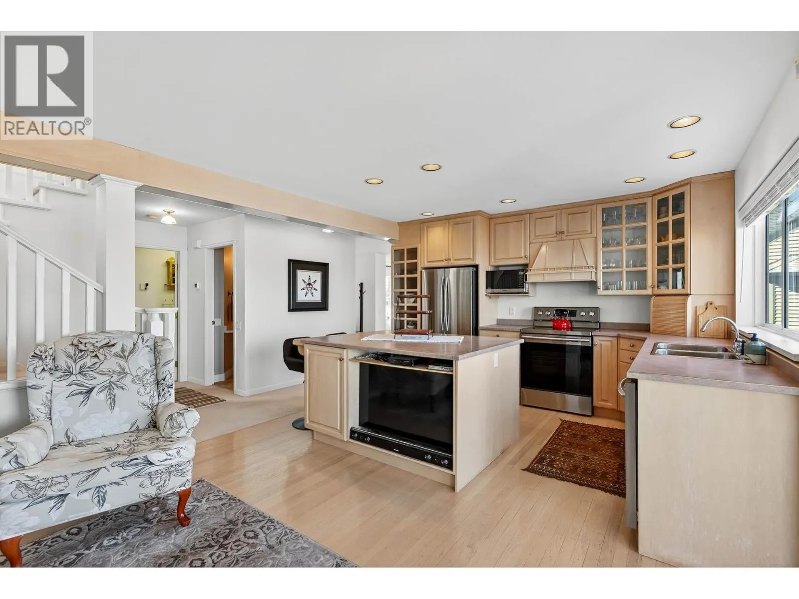 992 Canongate Crescent