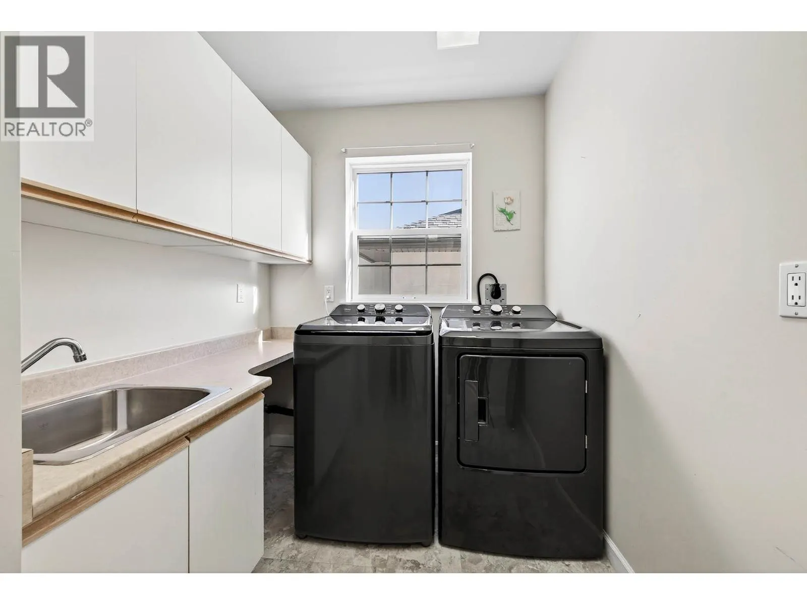 992 Canongate Crescent
