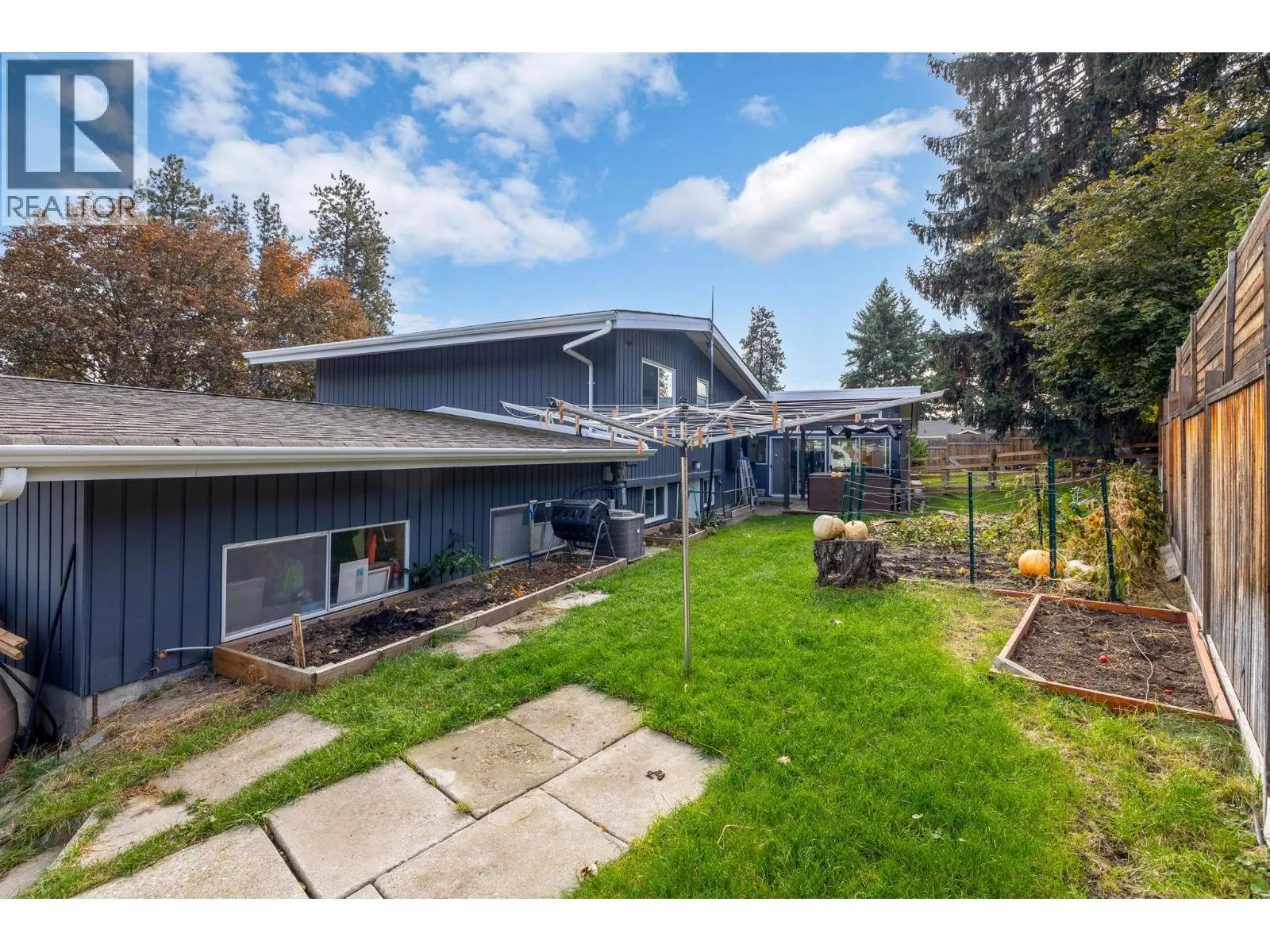 1532 Pinehurst Crescent