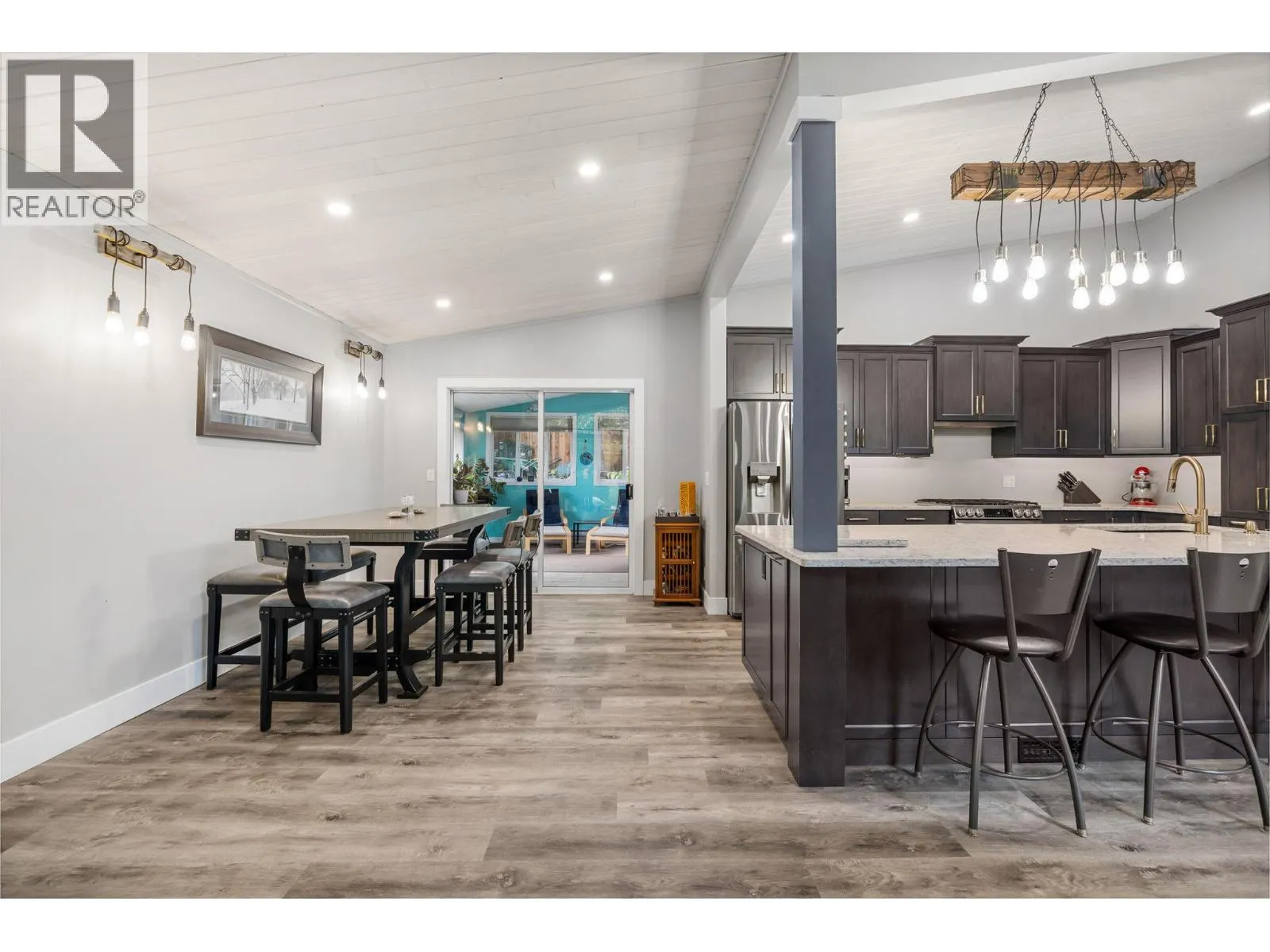 1532 Pinehurst Crescent