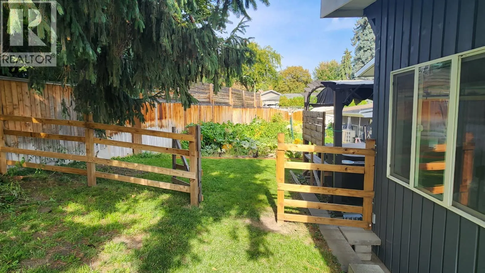 1532 Pinehurst Crescent