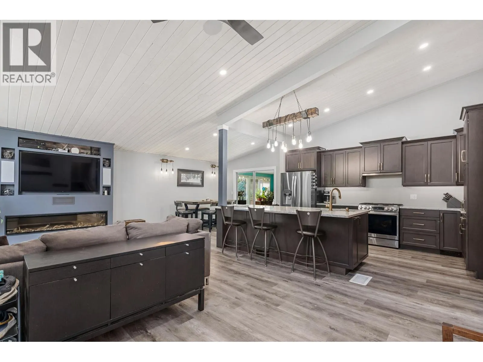 1532 Pinehurst Crescent