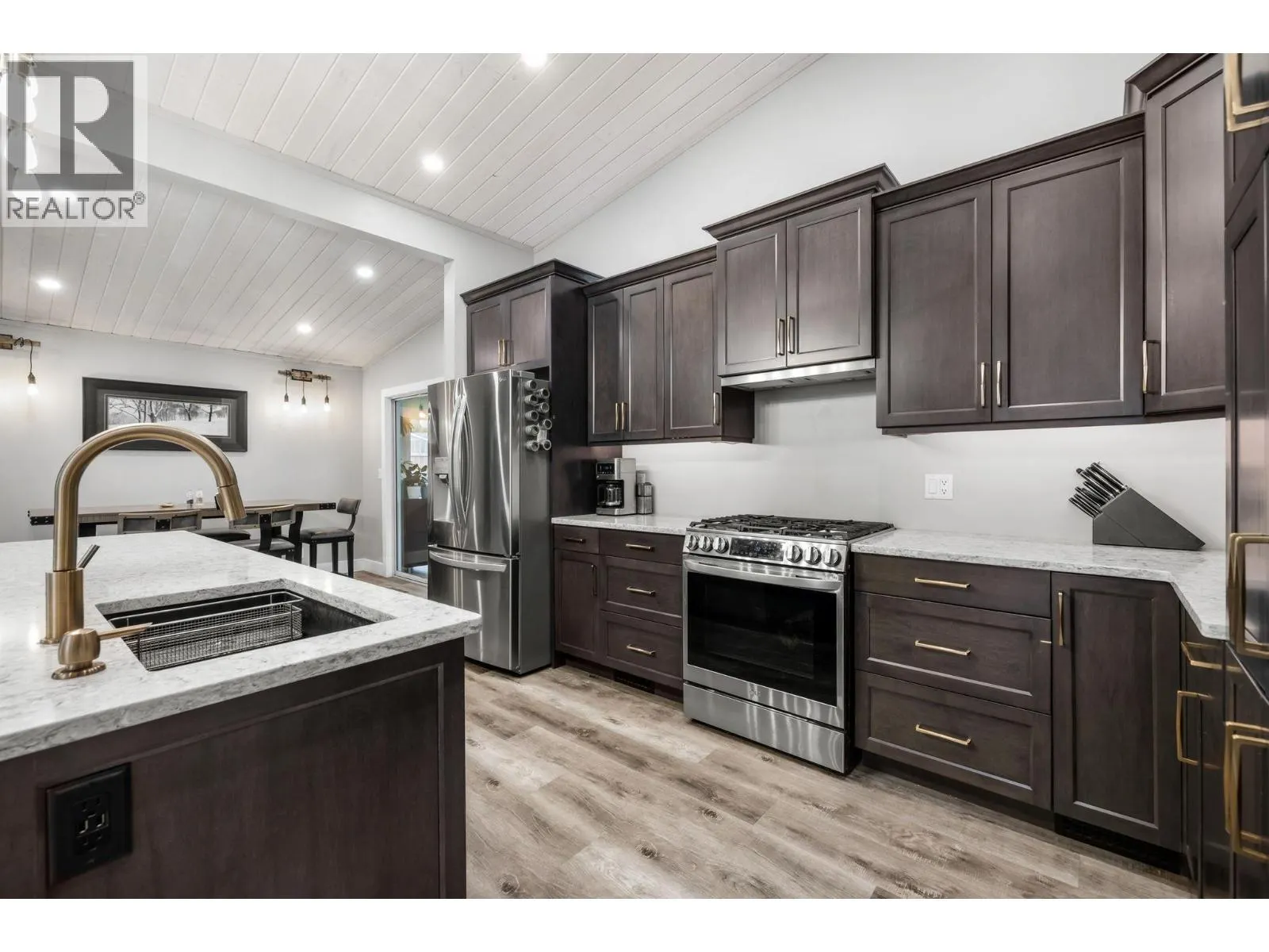 1532 Pinehurst Crescent