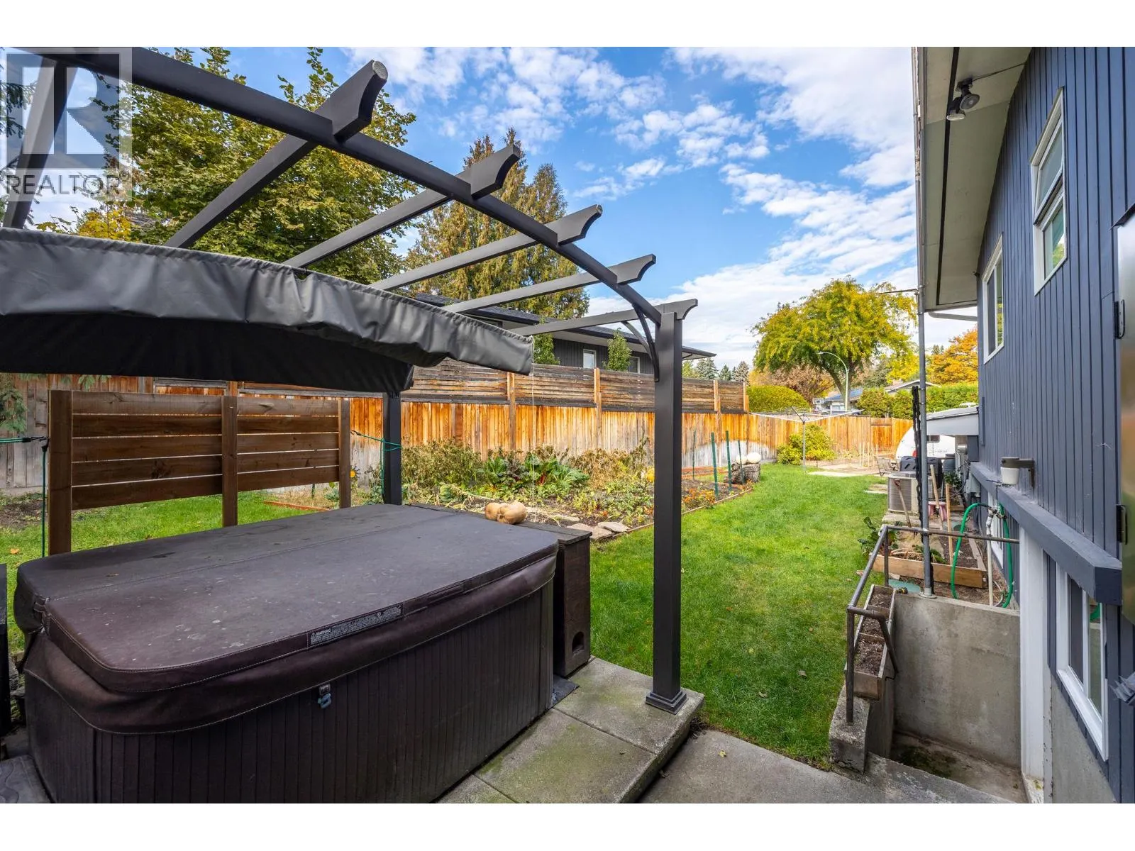 1532 Pinehurst Crescent