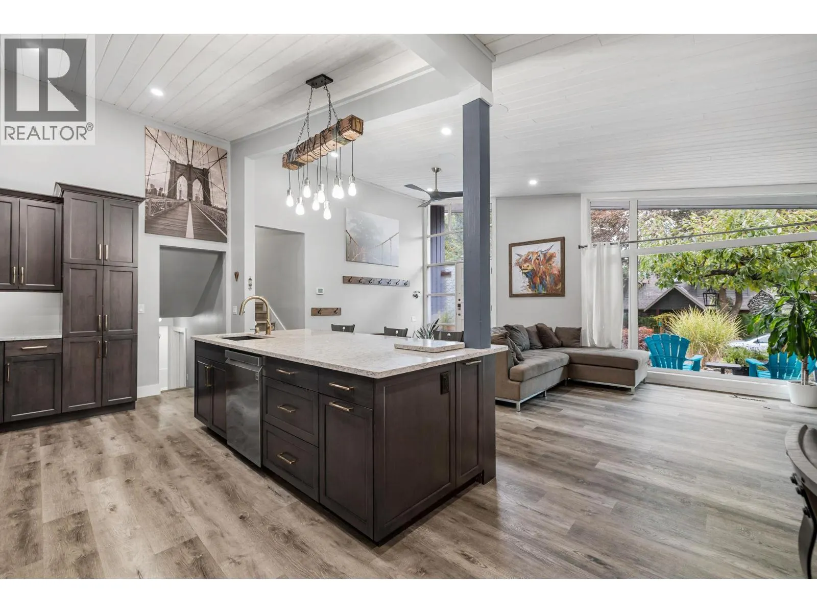 1532 Pinehurst Crescent