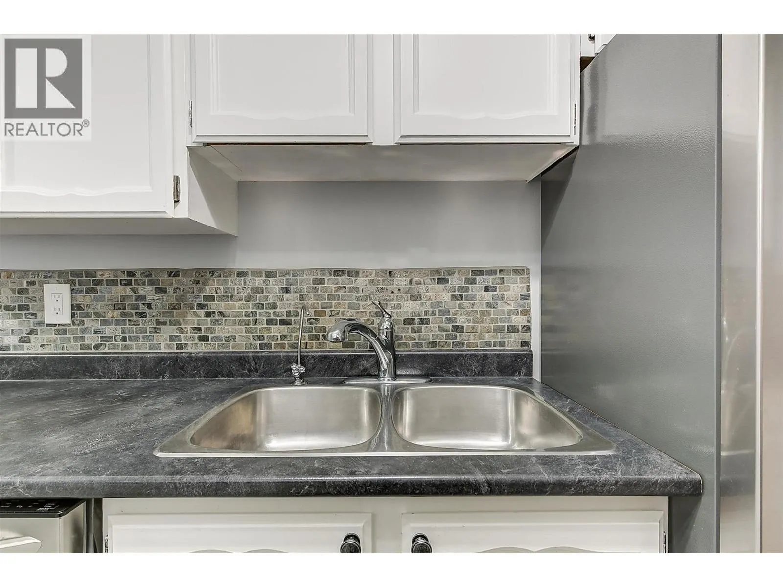 555 Rowcliffe Avenue Unit# 202