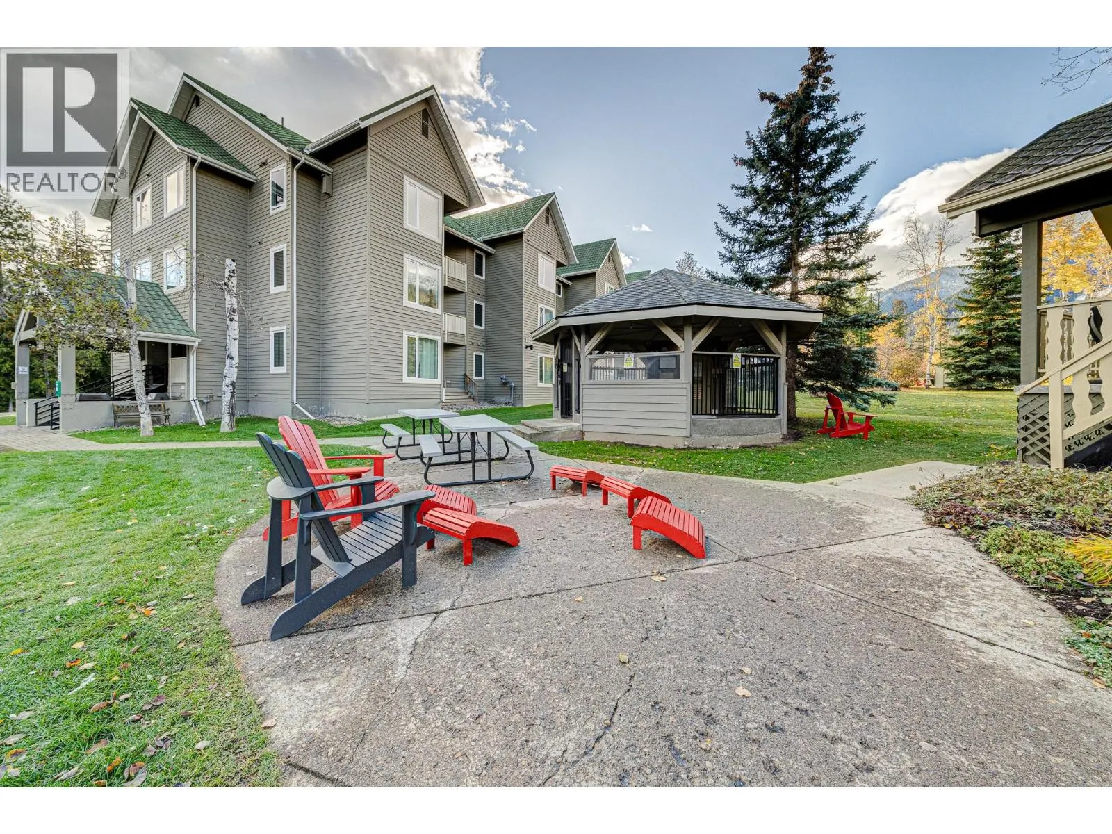 221-4559 Timberline Crescent