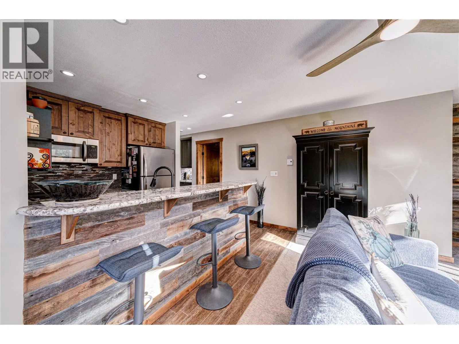 221-4559 Timberline Crescent