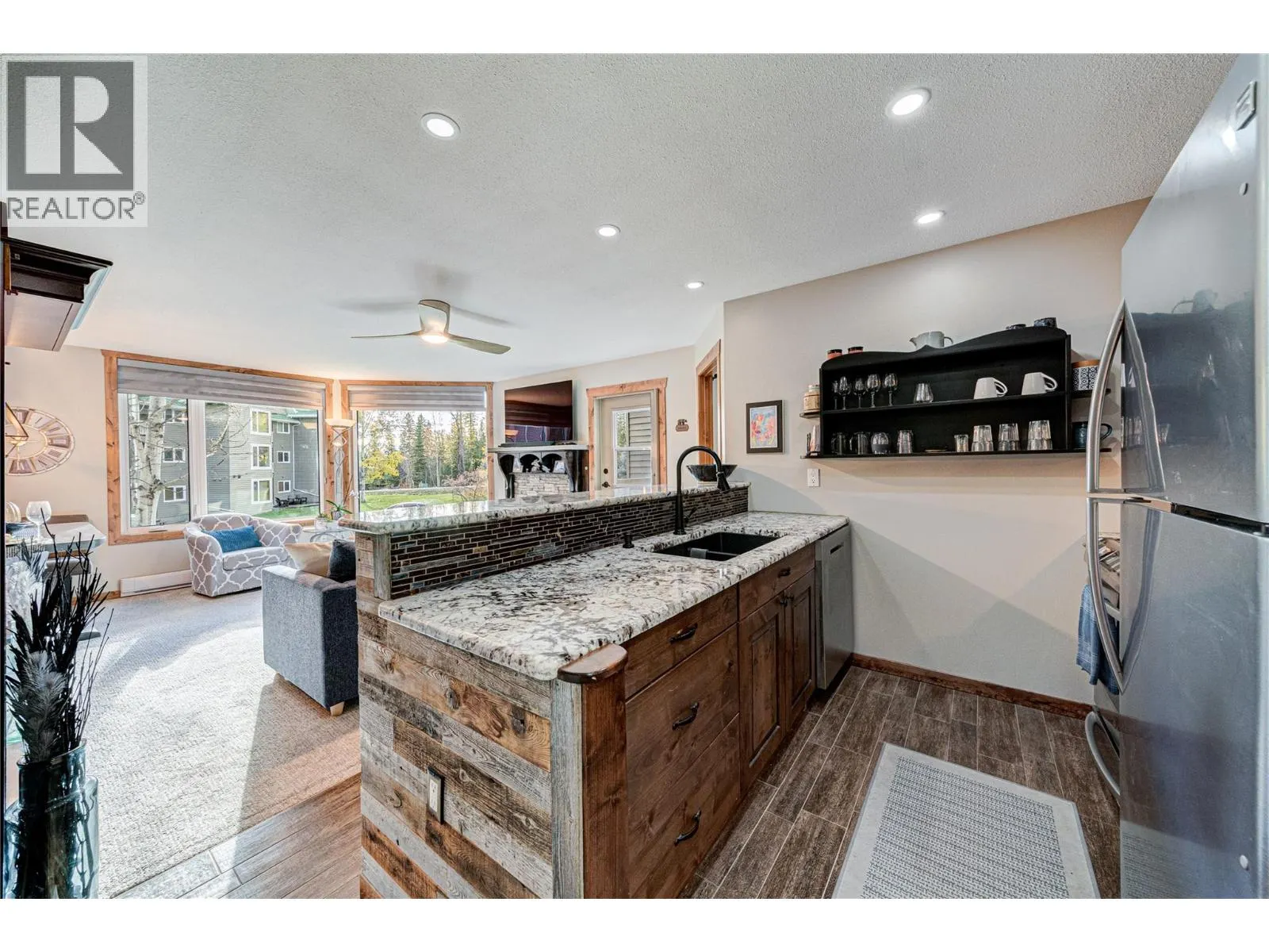 221-4559 Timberline Crescent