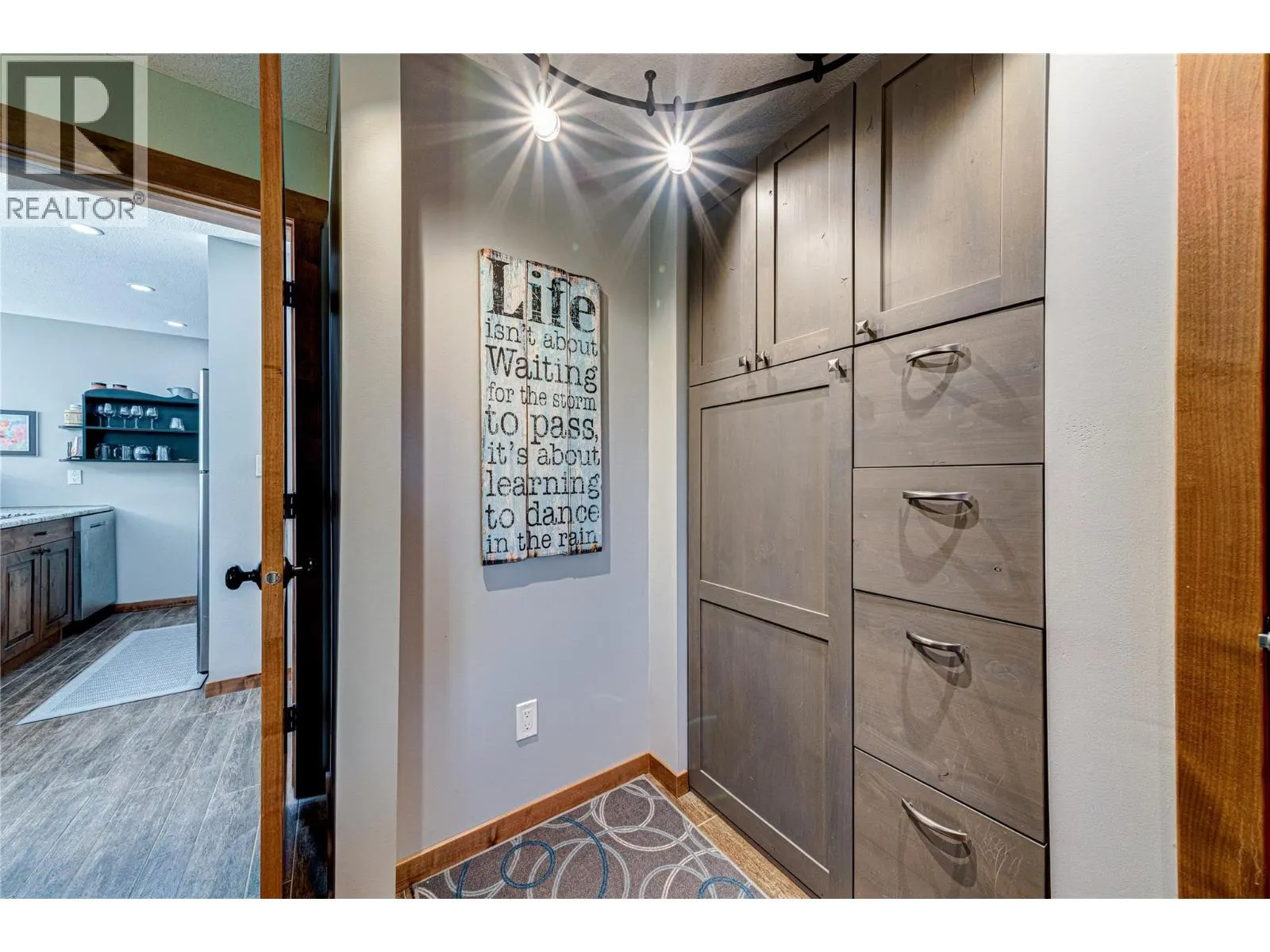 221-4559 Timberline Crescent