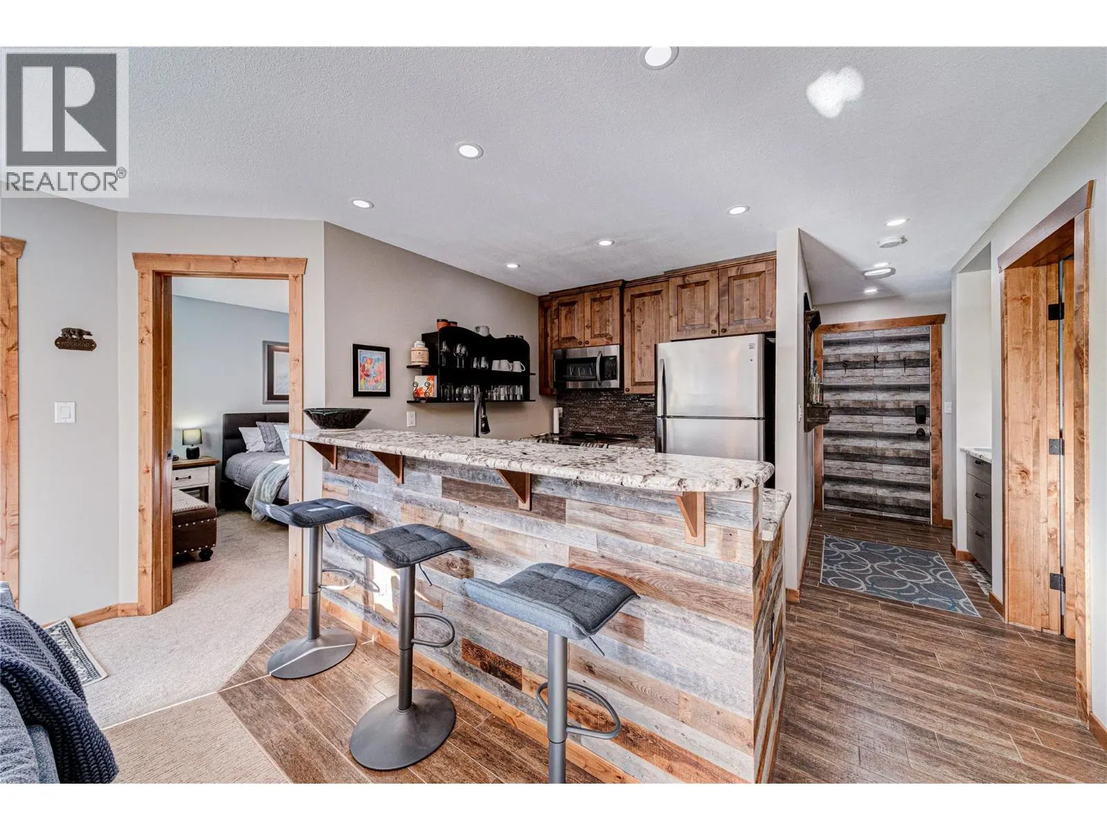 221-4559 Timberline Crescent