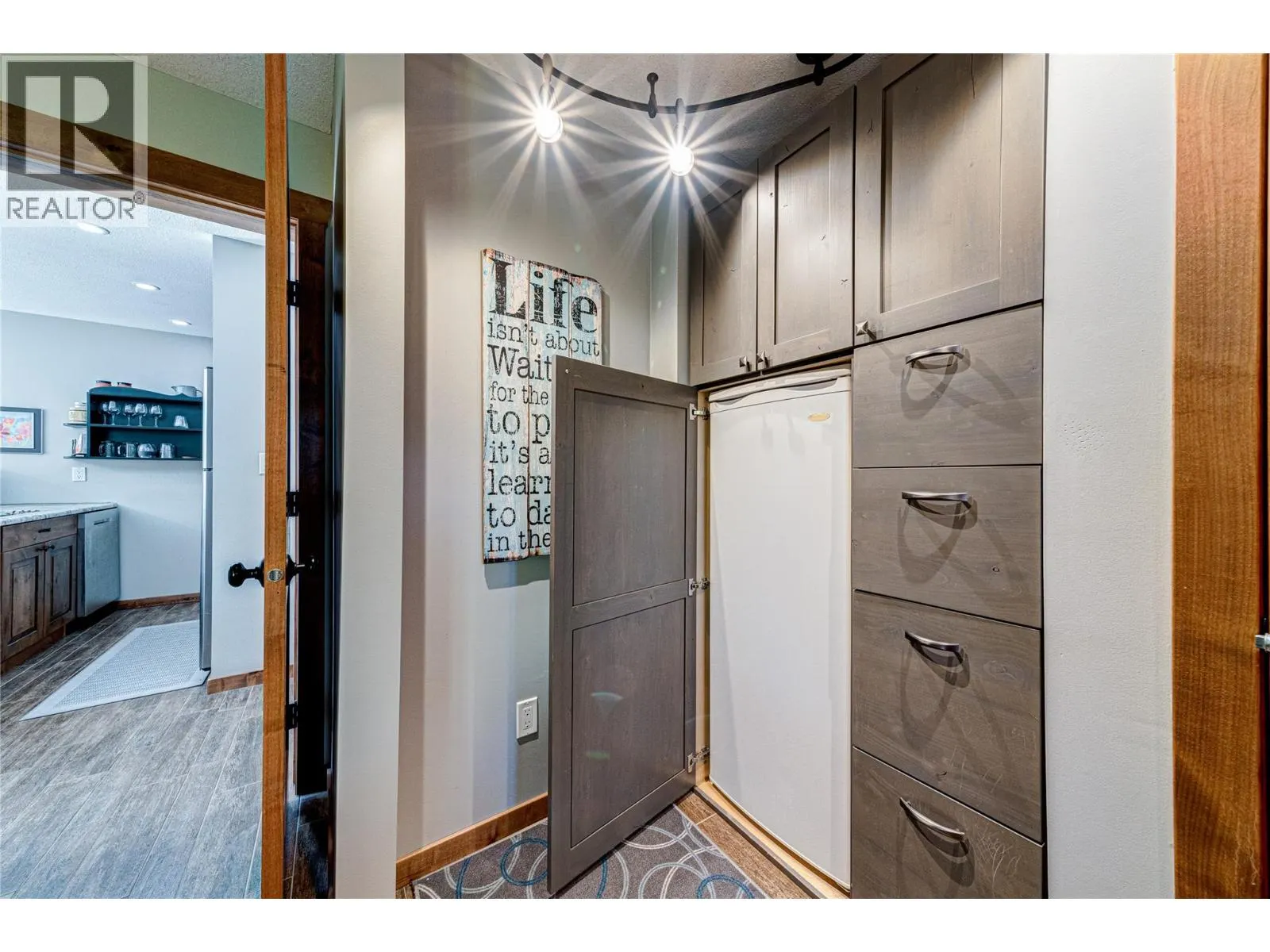 221-4559 Timberline Crescent