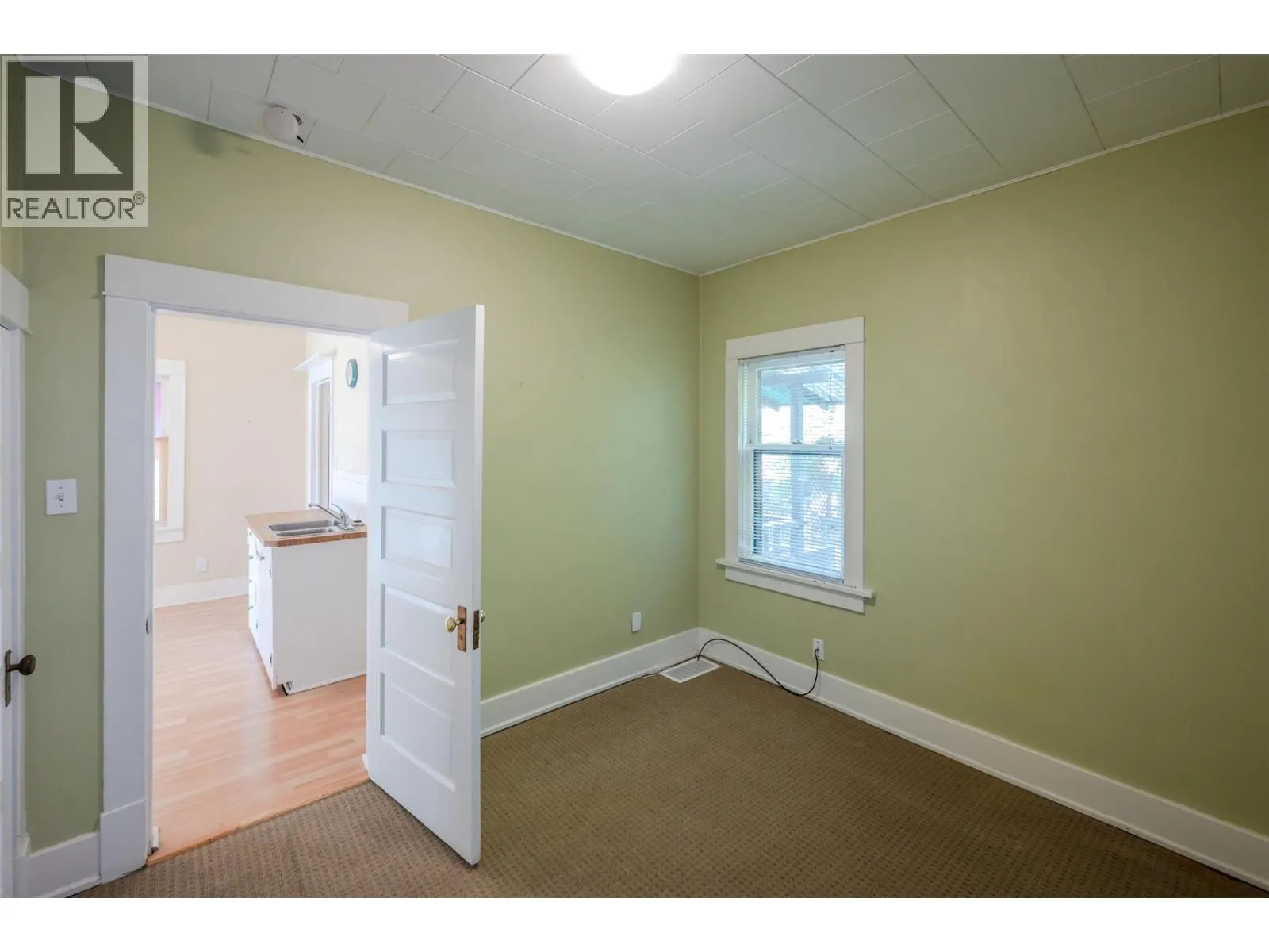 363 Nanaimo Avenue W