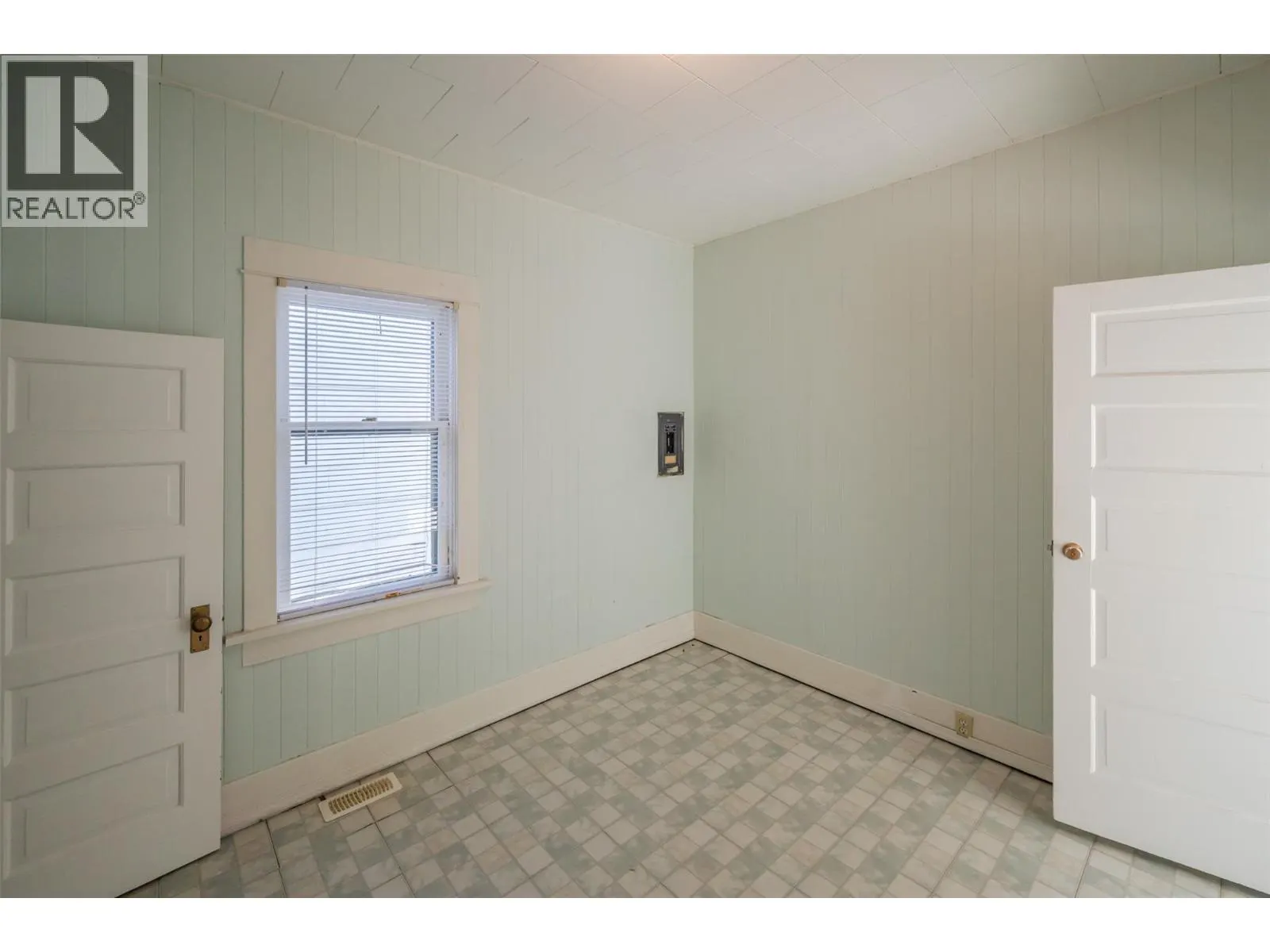 363 Nanaimo Avenue W