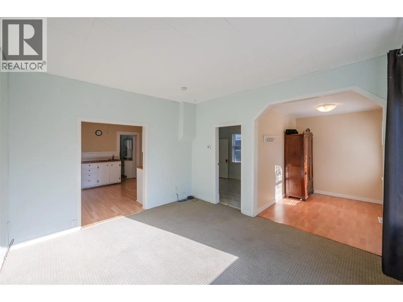 363 Nanaimo Avenue W