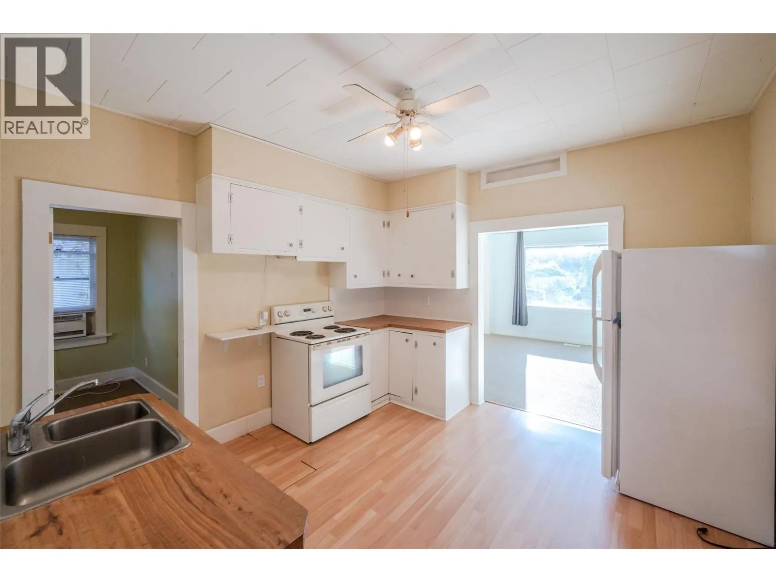 363 Nanaimo Avenue W
