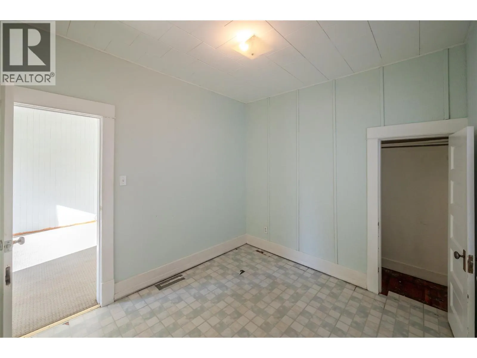 363 Nanaimo Avenue W