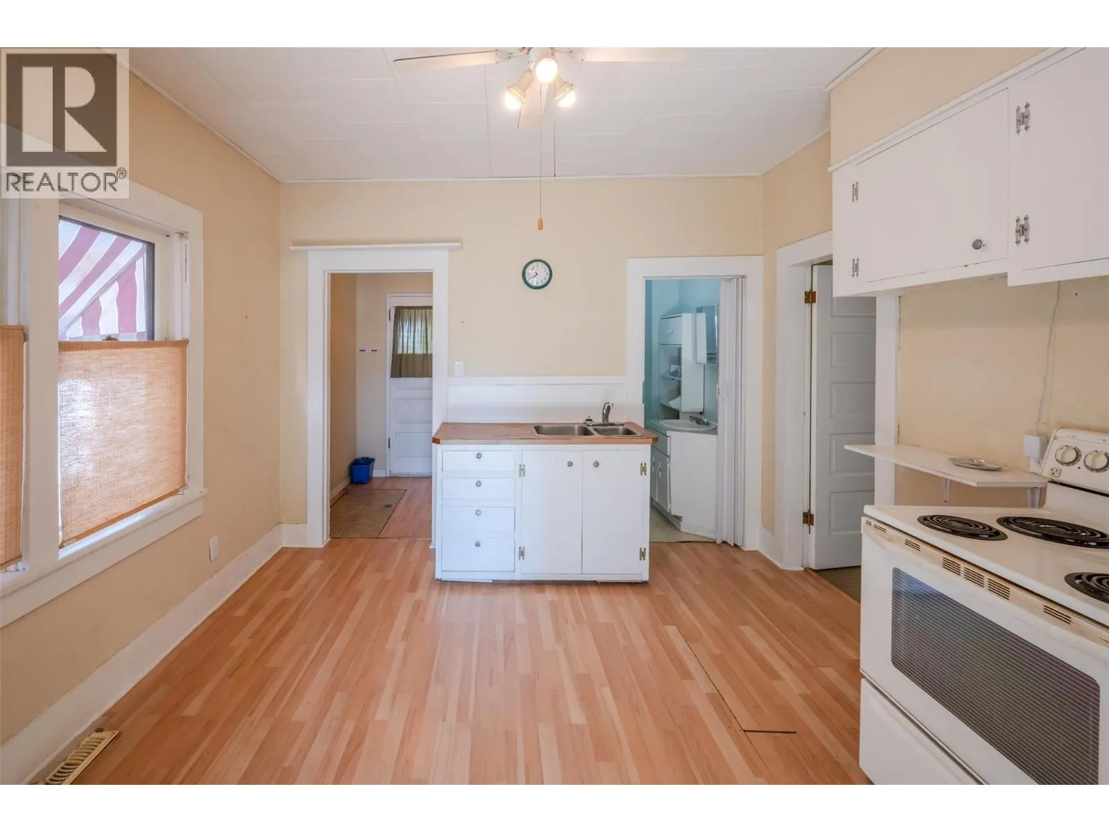 363 Nanaimo Avenue W