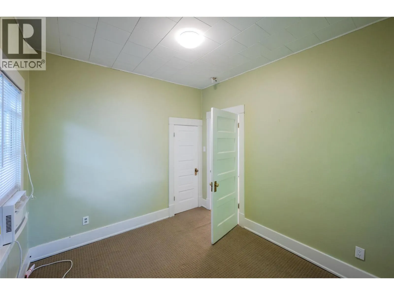 363 Nanaimo Avenue W