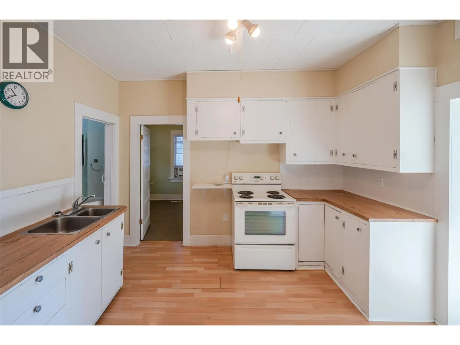 363 Nanaimo Avenue W