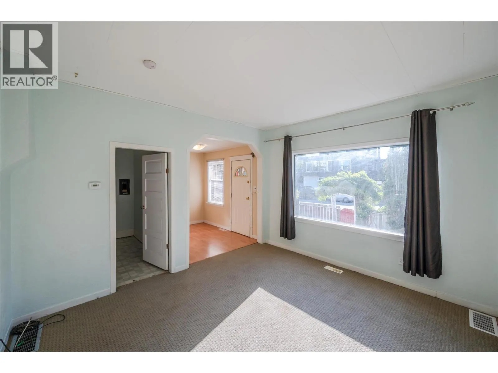 363 Nanaimo Avenue W
