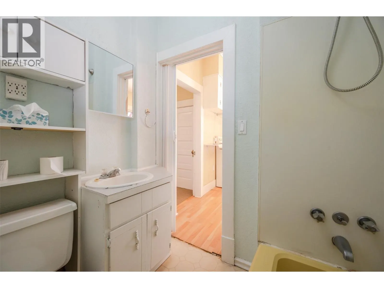 363 Nanaimo Avenue W