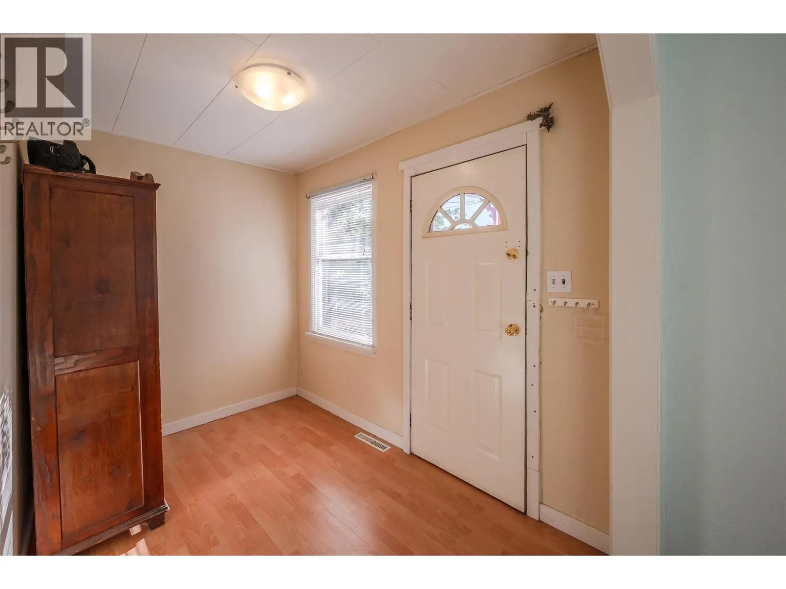 363 Nanaimo Avenue W