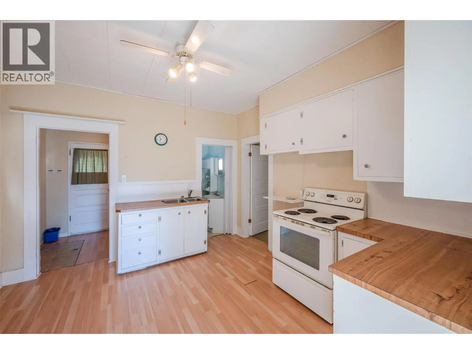 363 Nanaimo Avenue W