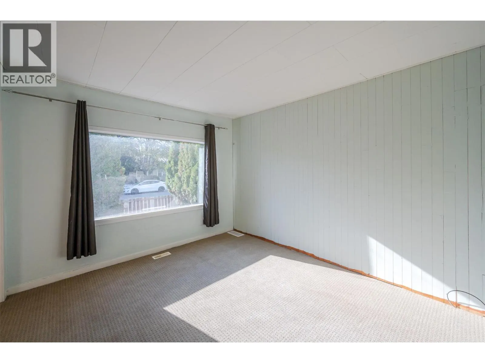 363 Nanaimo Avenue W