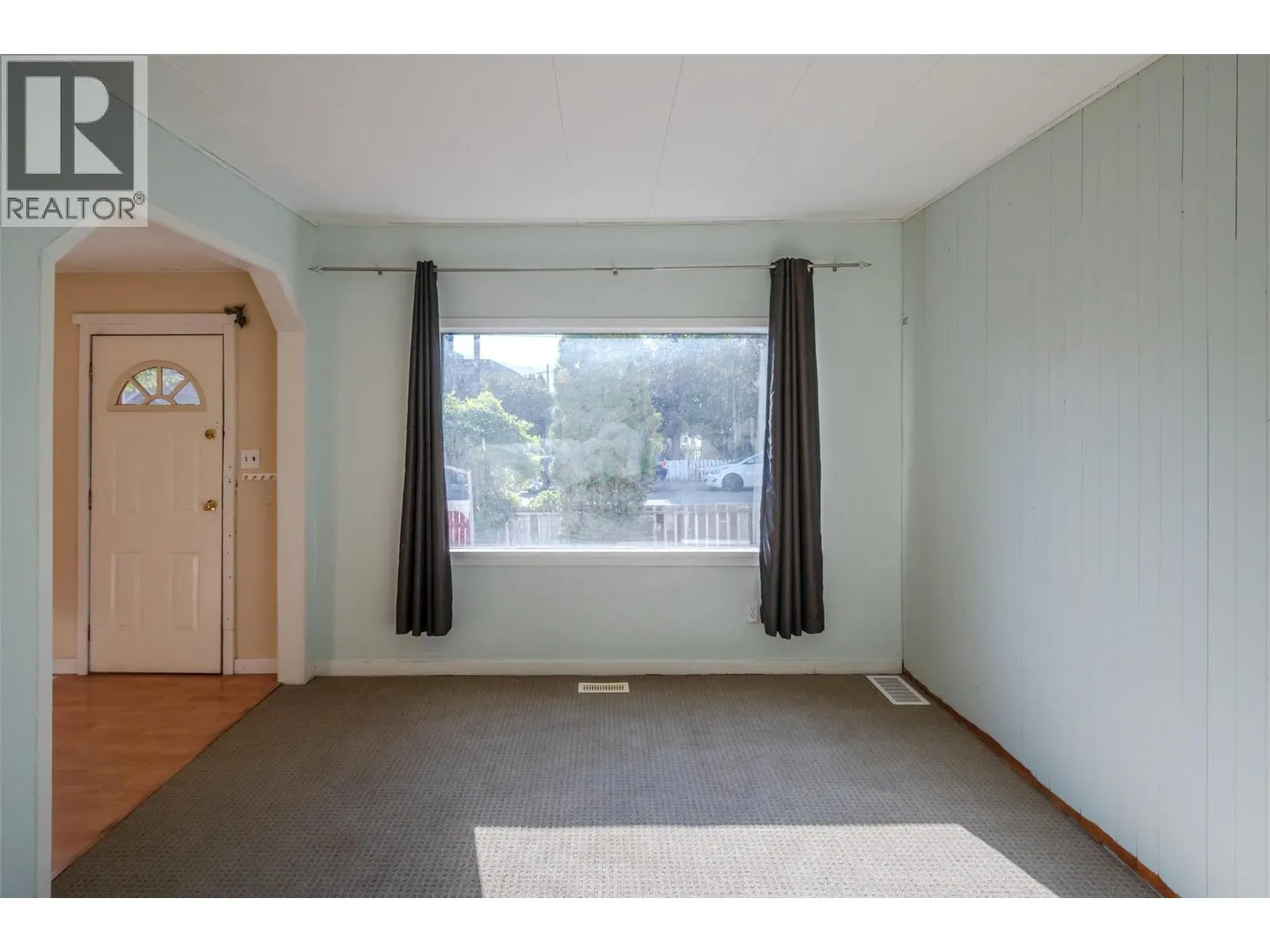 363 Nanaimo Avenue W