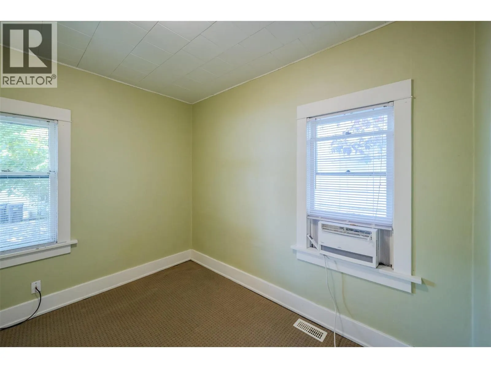 363 Nanaimo Avenue W
