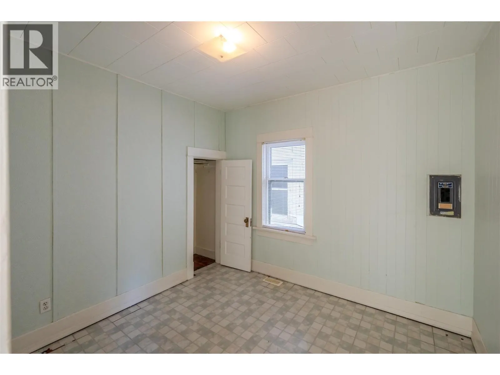 363 Nanaimo Avenue W