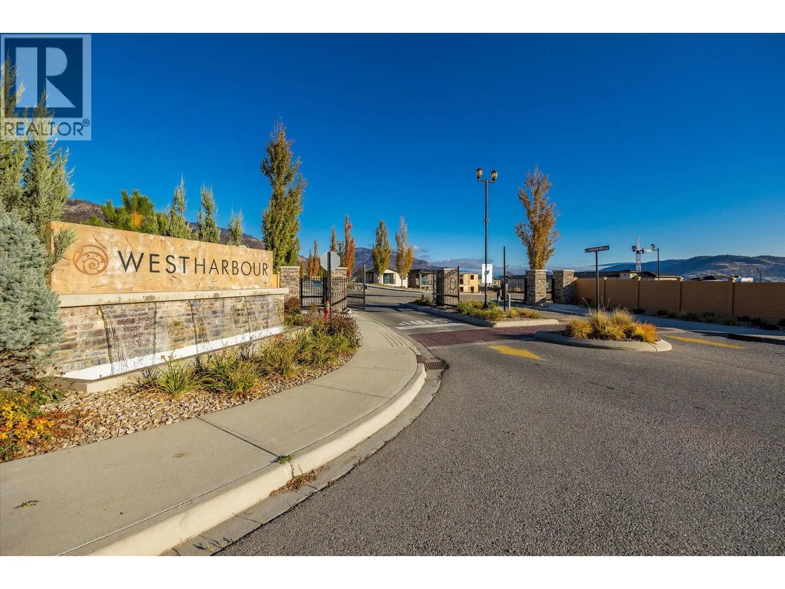 1675 HARBOUR VIEW Crescent