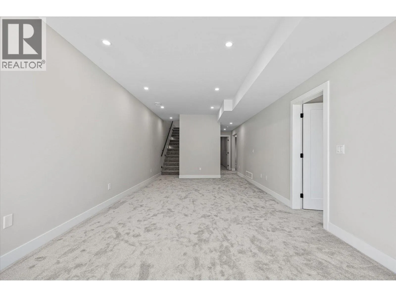1675 HARBOUR VIEW Crescent