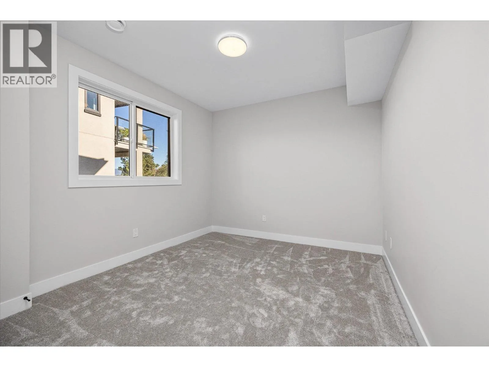 1675 HARBOUR VIEW Crescent