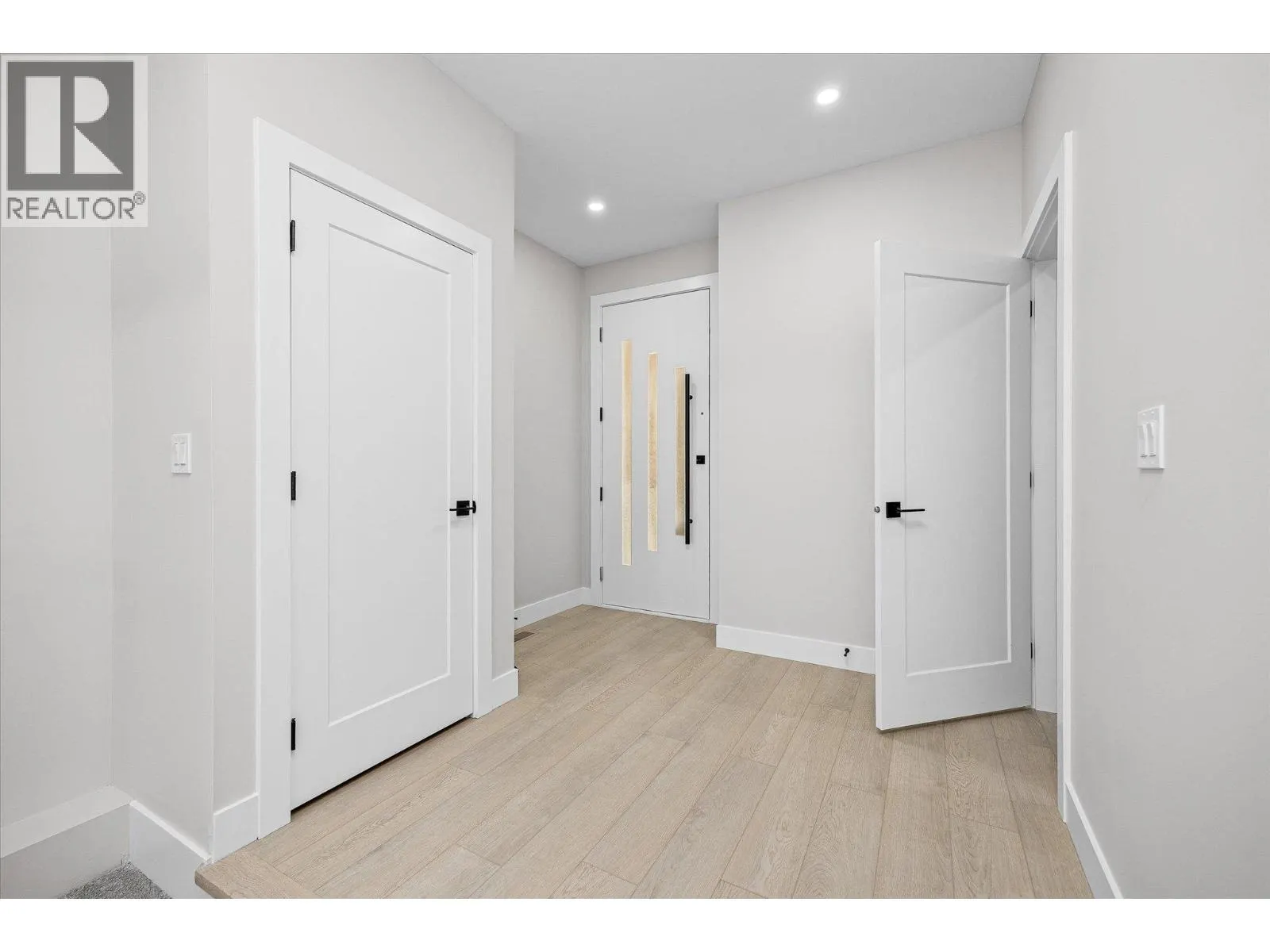 1675 HARBOUR VIEW Crescent