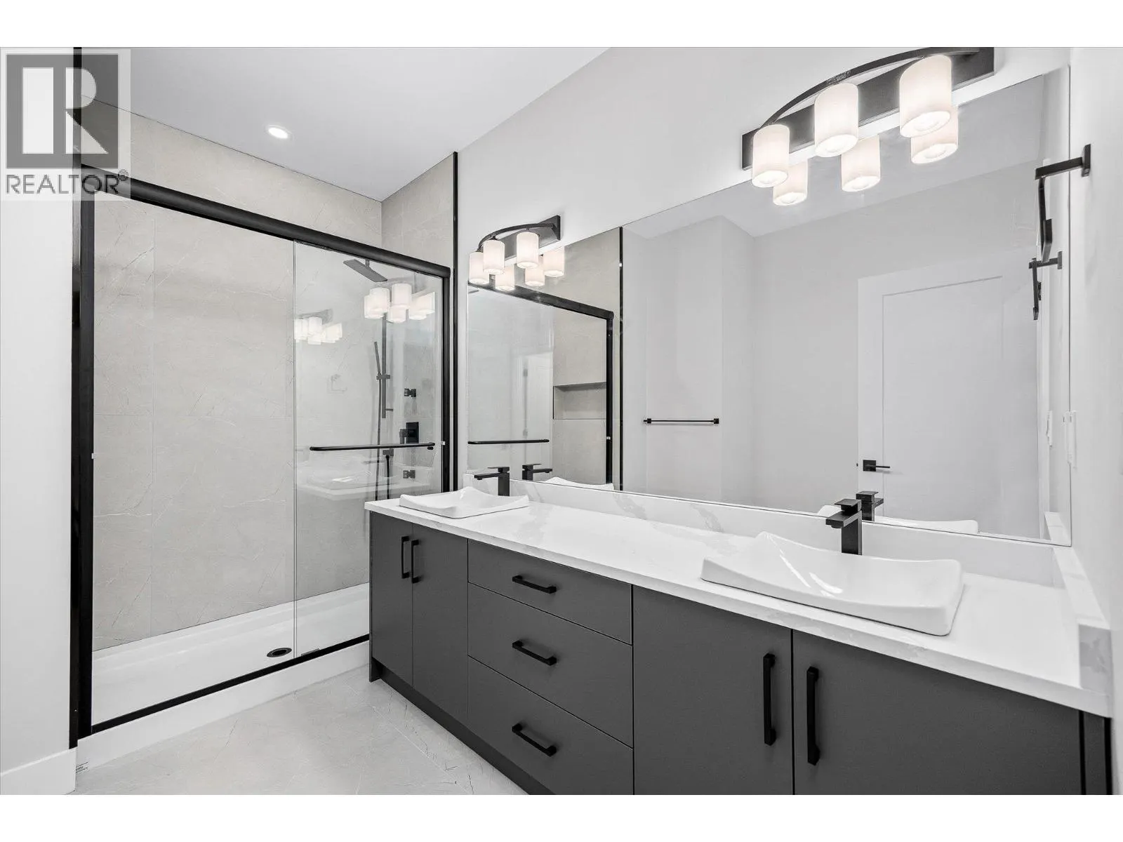 1675 HARBOUR VIEW Crescent