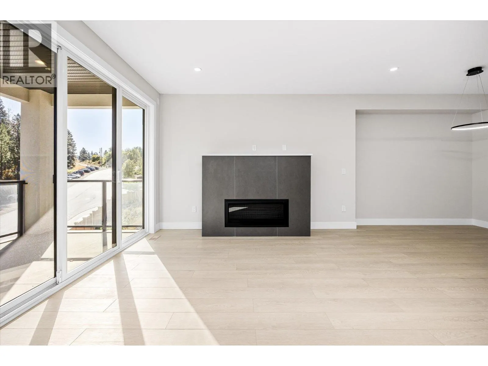1675 HARBOUR VIEW Crescent