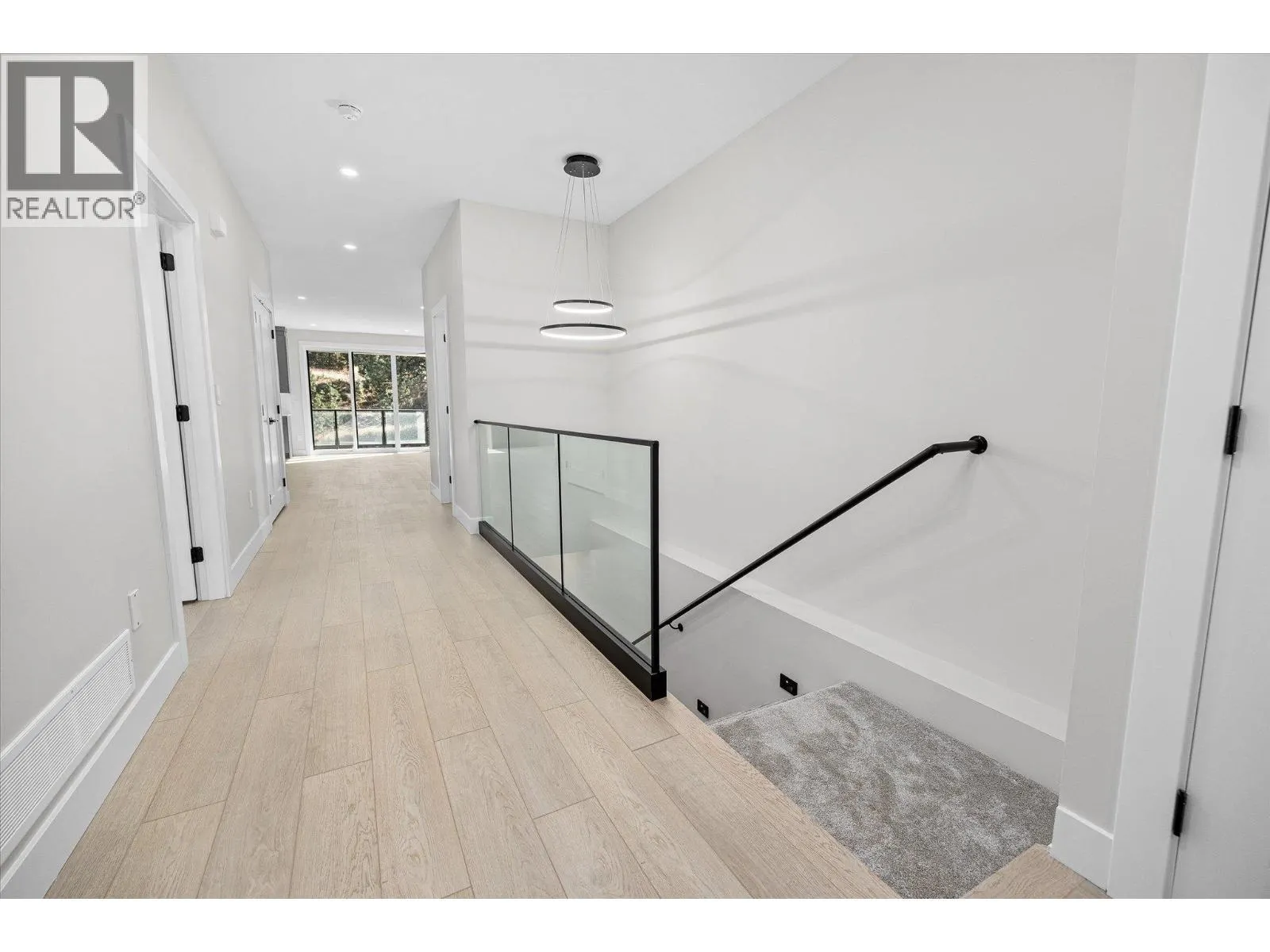 1675 HARBOUR VIEW Crescent
