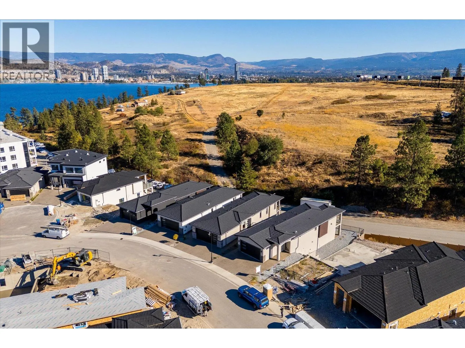 1675 HARBOUR VIEW Crescent