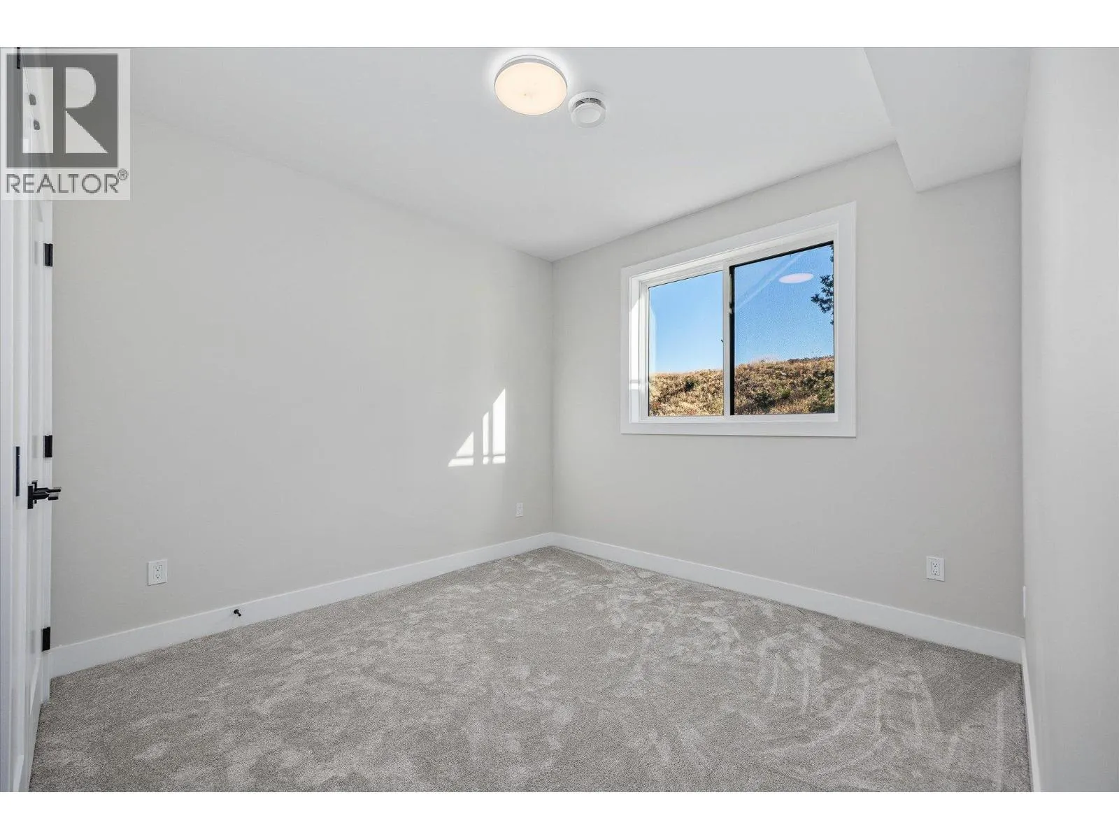 1675 HARBOUR VIEW Crescent